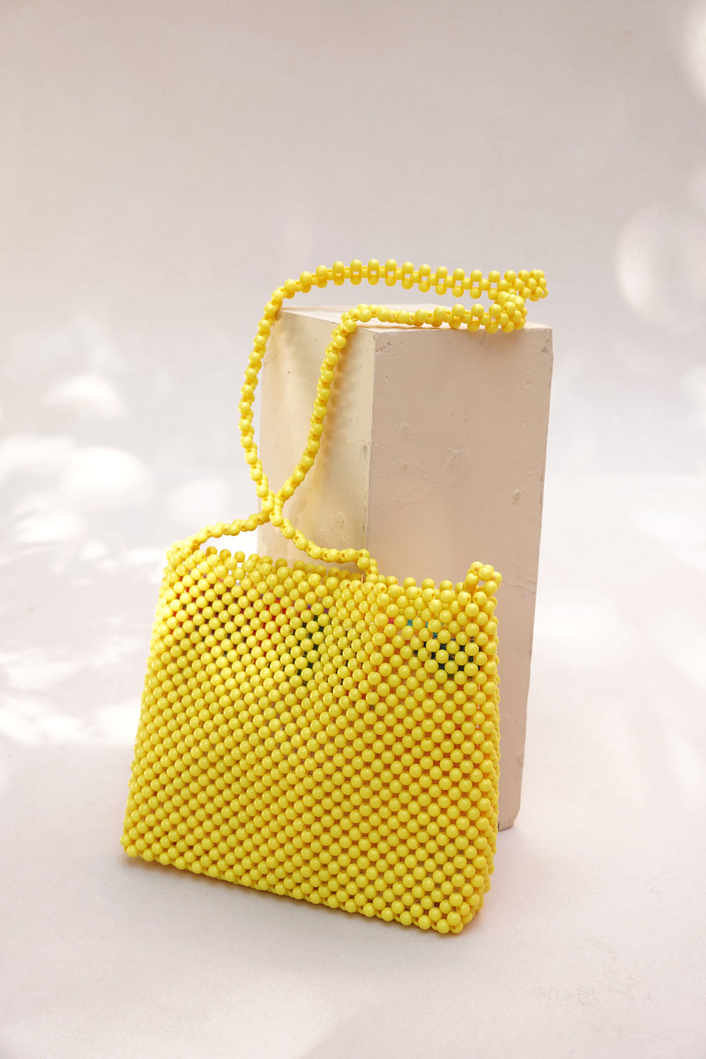 Bolso artesanal en mostacilla Yellow Power