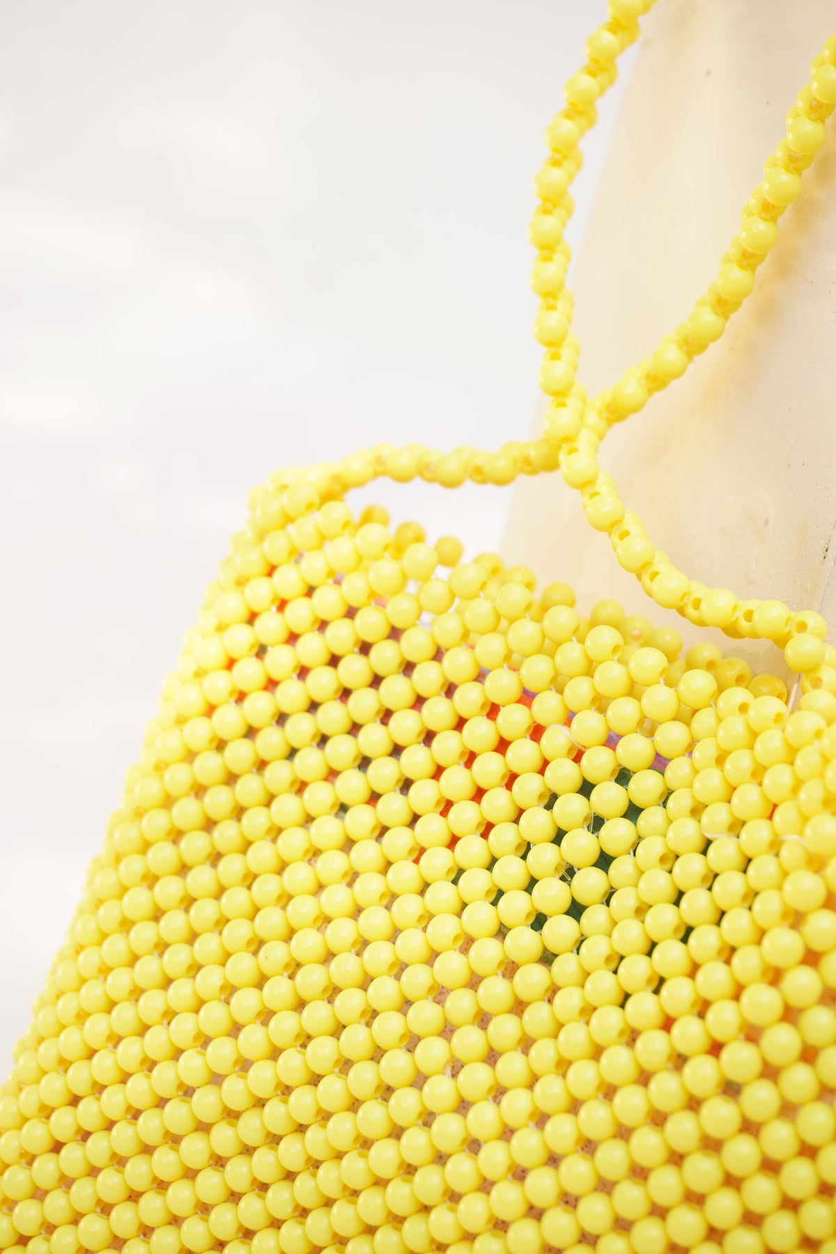 Bolso artesanal en mostacilla Yellow Power