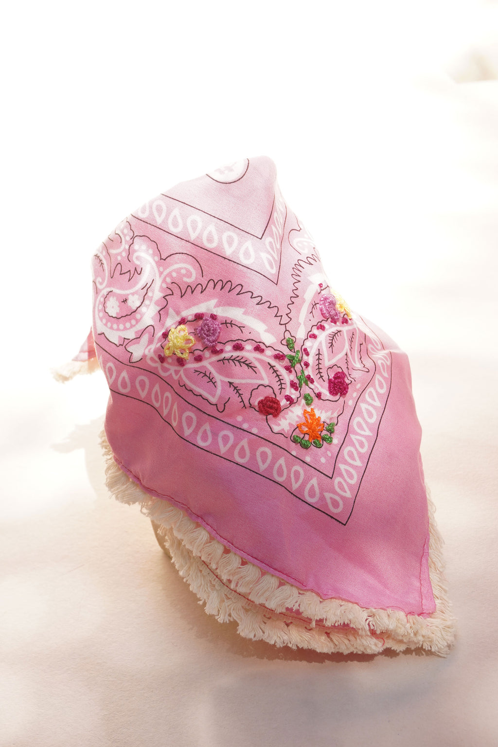 Pañoleta rosada con bordado de flores
