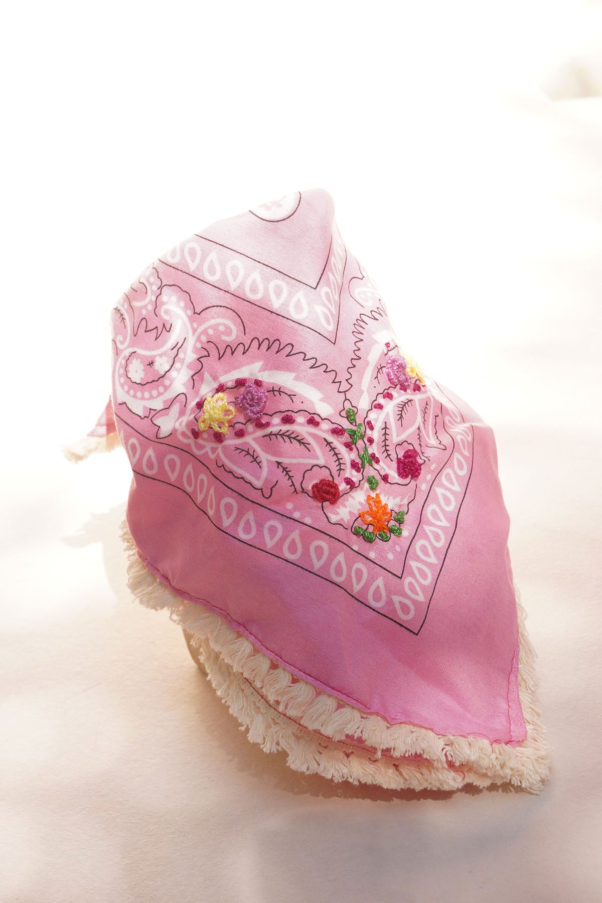 Pañoleta rosada con bordado de flores