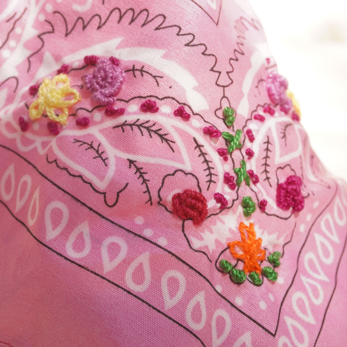 Pañoleta rosada con bordado de flores